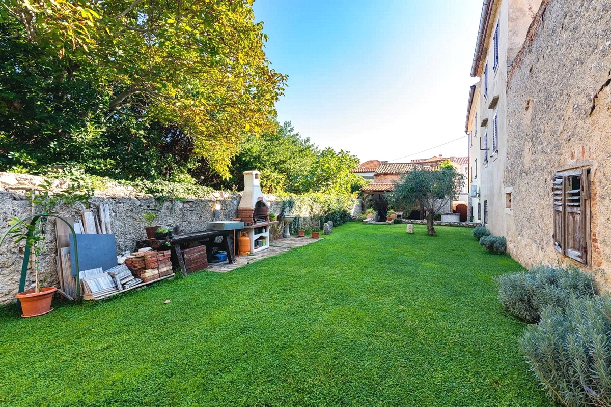 Baška, prenovljeno stanovanje v starem jedru, 50 m od morja!