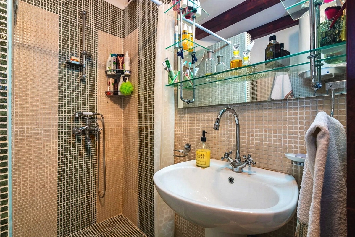 Baška, prenovljeno stanovanje v starem jedru, 50 m od morja!