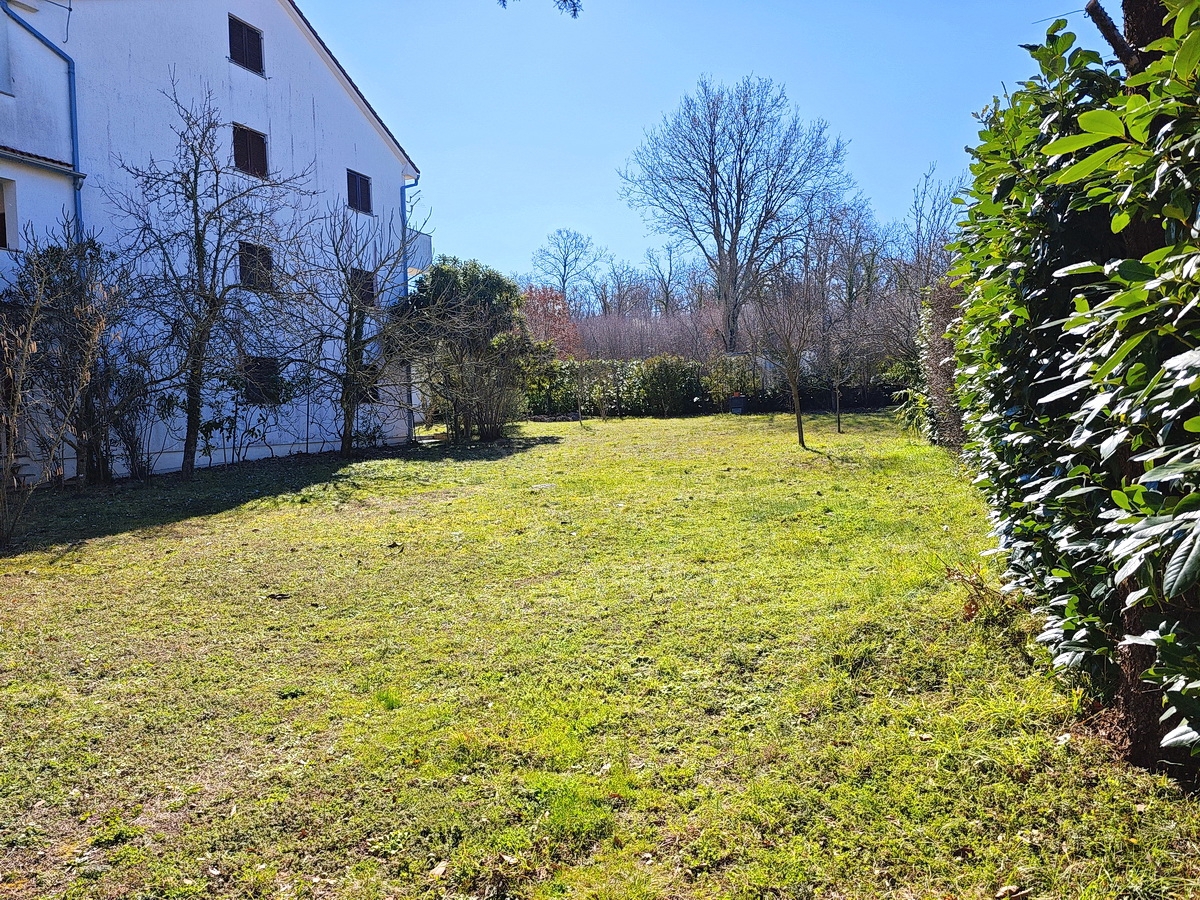 Malinska, prostorna hiša s 3 stanovanji in velikim vrtom!