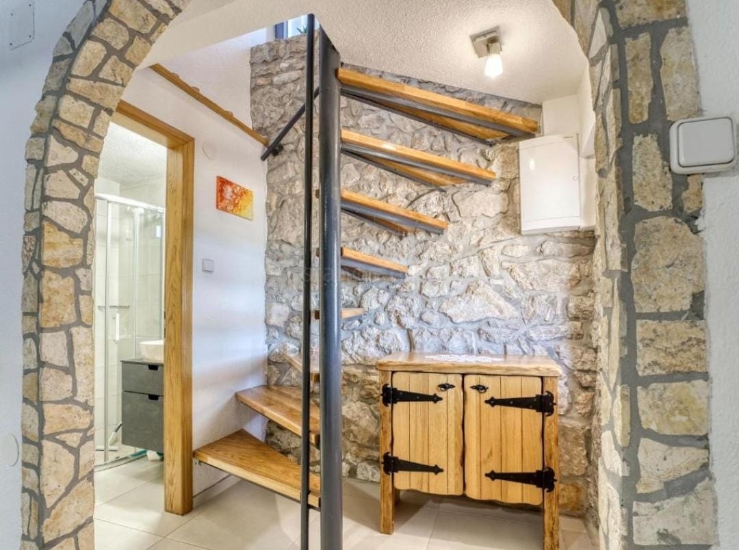 Crikvenica, prečudovita kamnita hiša s pogledom na morje!