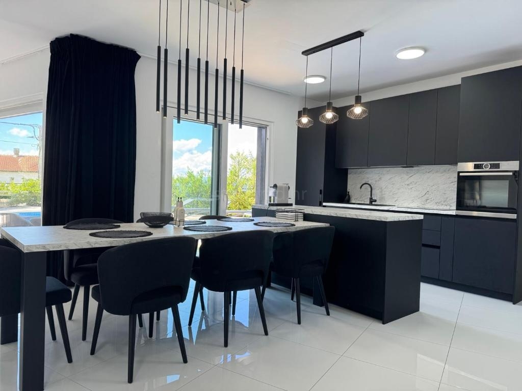 Malinska, moderna hiša z bazenom in pogledom na morje!