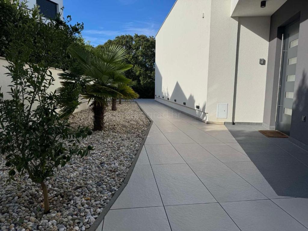 Malinska, moderna hiša z bazenom in pogledom na morje!