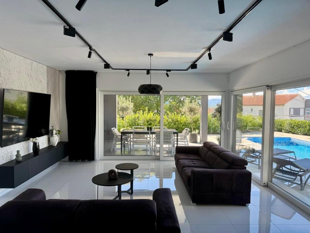 Malinska, moderna hiša z bazenom in pogledom na morje!