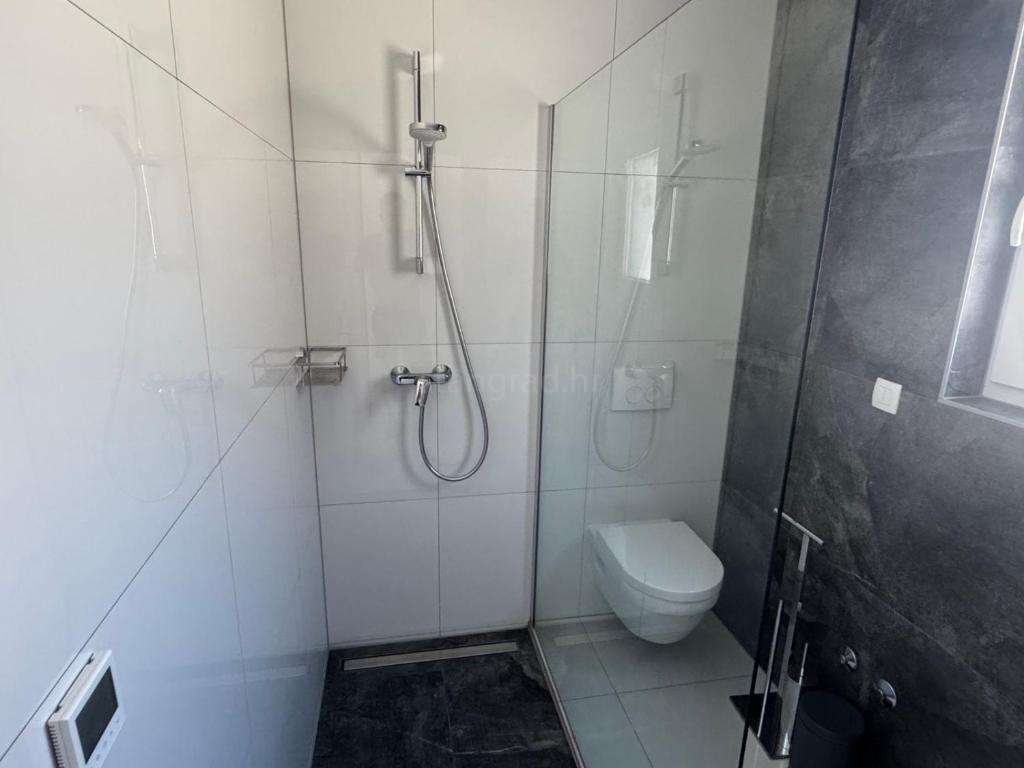 Malinska, moderna hiša z bazenom in pogledom na morje!