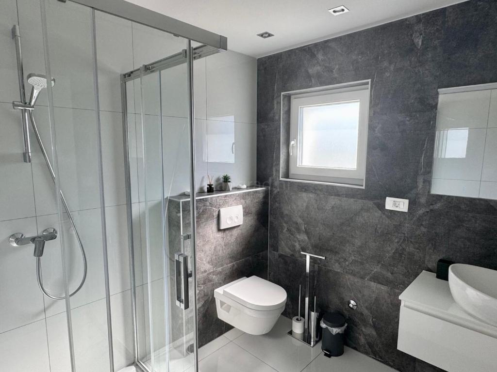 Malinska, moderna hiša z bazenom in pogledom na morje!