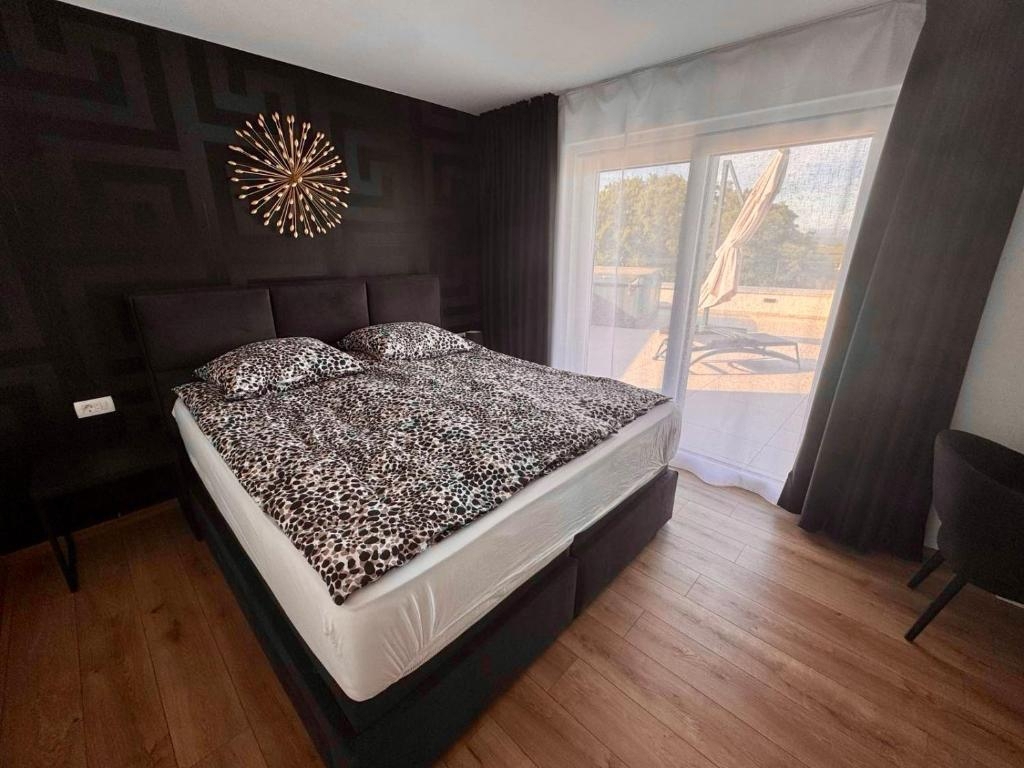 Malinska, moderna hiša z bazenom in pogledom na morje!