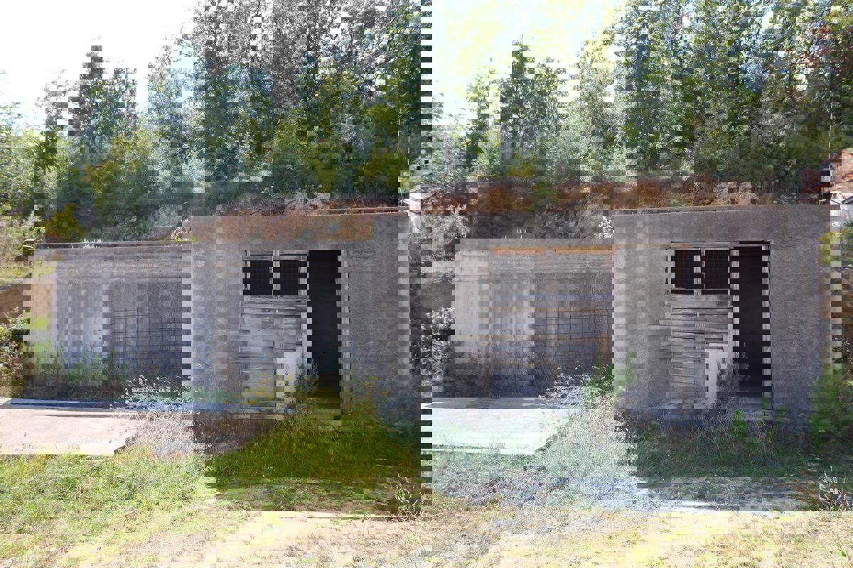 Soline zaliv, gradbeno zemljišče z začetno gradnjo za samostojno hišo s 3 apartmaji