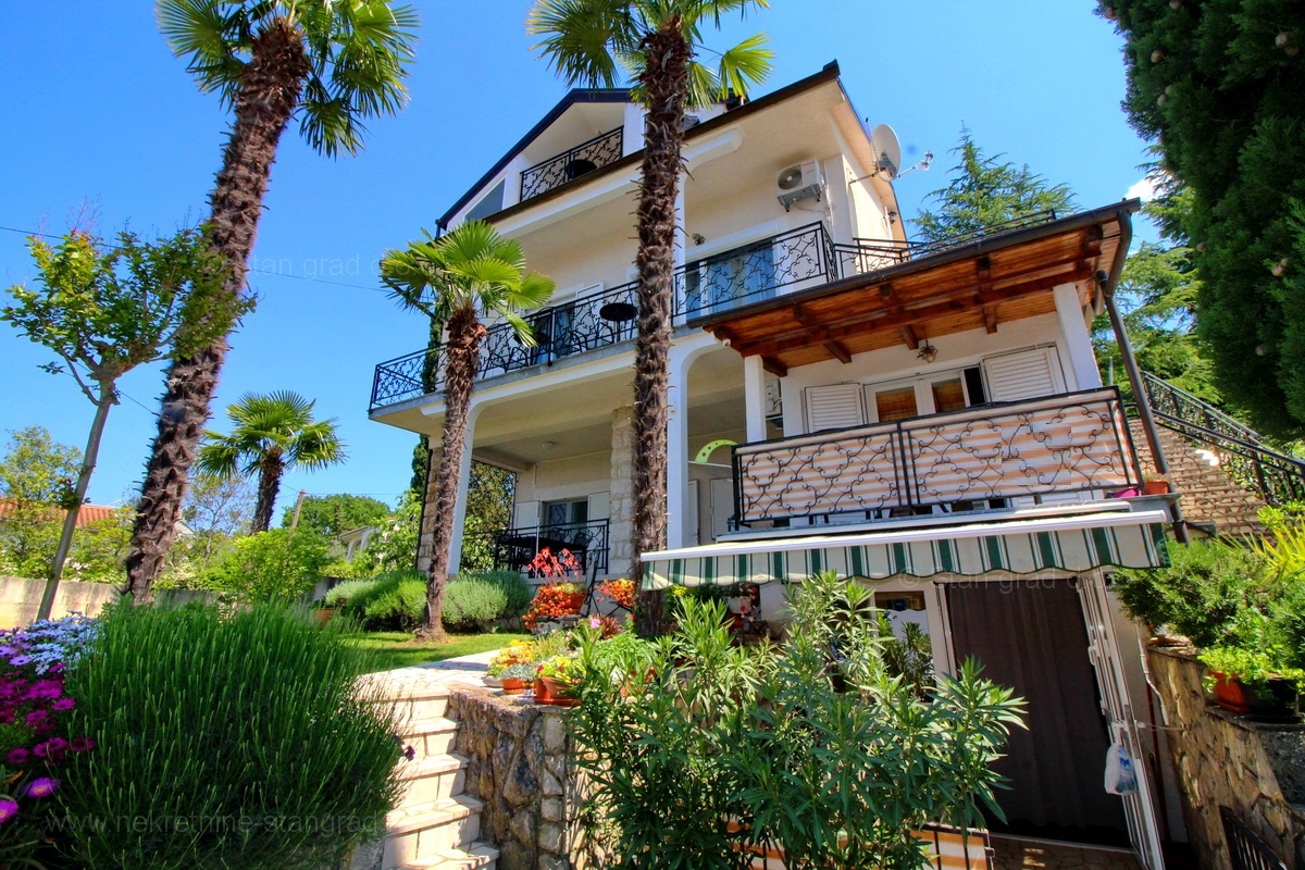 Malinska, samostojna hiša s 5 apartmaji, 100 m od morja, PRODAMO!