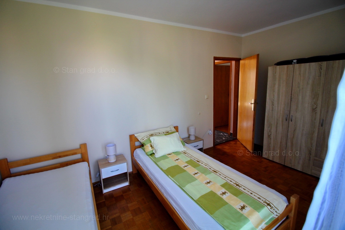 Malinska, samostojna hiša s 5 apartmaji, 100 m od morja, PRODAMO!
