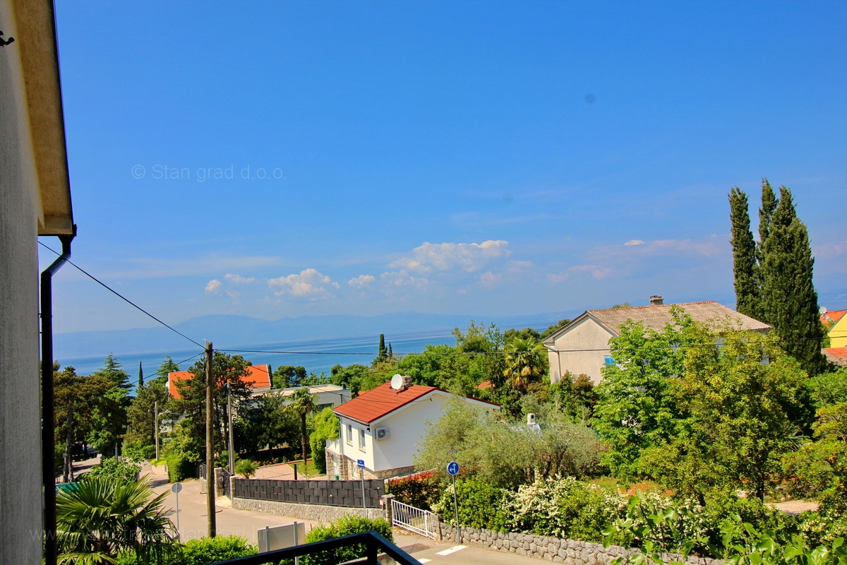 Malinska, samostojna hiša s 5 apartmaji, 100 m od morja, PRODAMO!