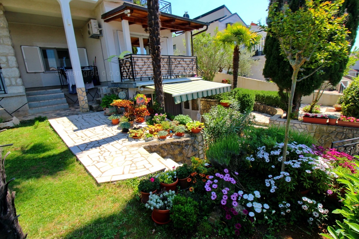 Malinska, samostojna hiša s 5 apartmaji, 100 m od morja, PRODAMO!