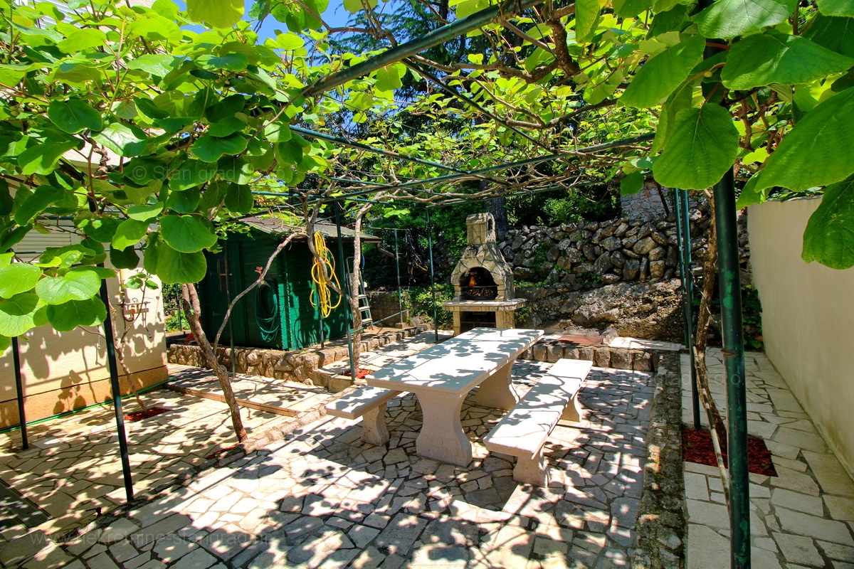 Malinska, samostojna hiša s 5 apartmaji, 100 m od morja, PRODAMO!