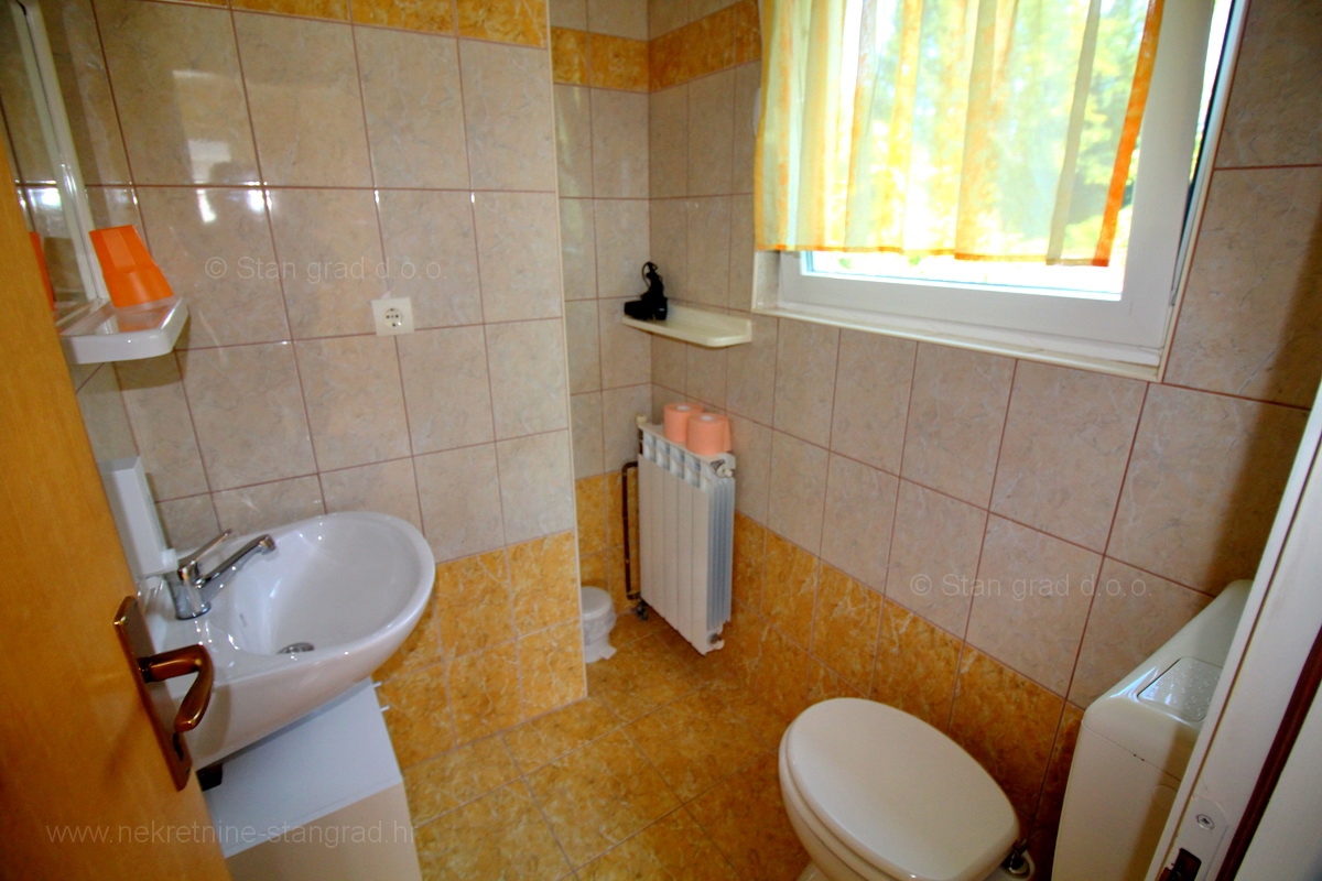 Malinska, samostojna hiša s 5 apartmaji, 100 m od morja, PRODAMO!
