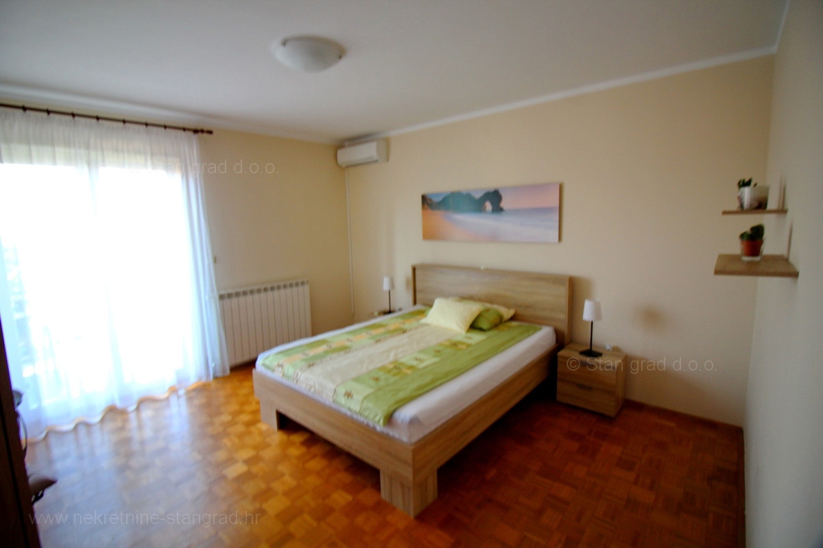 Malinska, samostojna hiša s 5 apartmaji, 100 m od morja, PRODAMO!