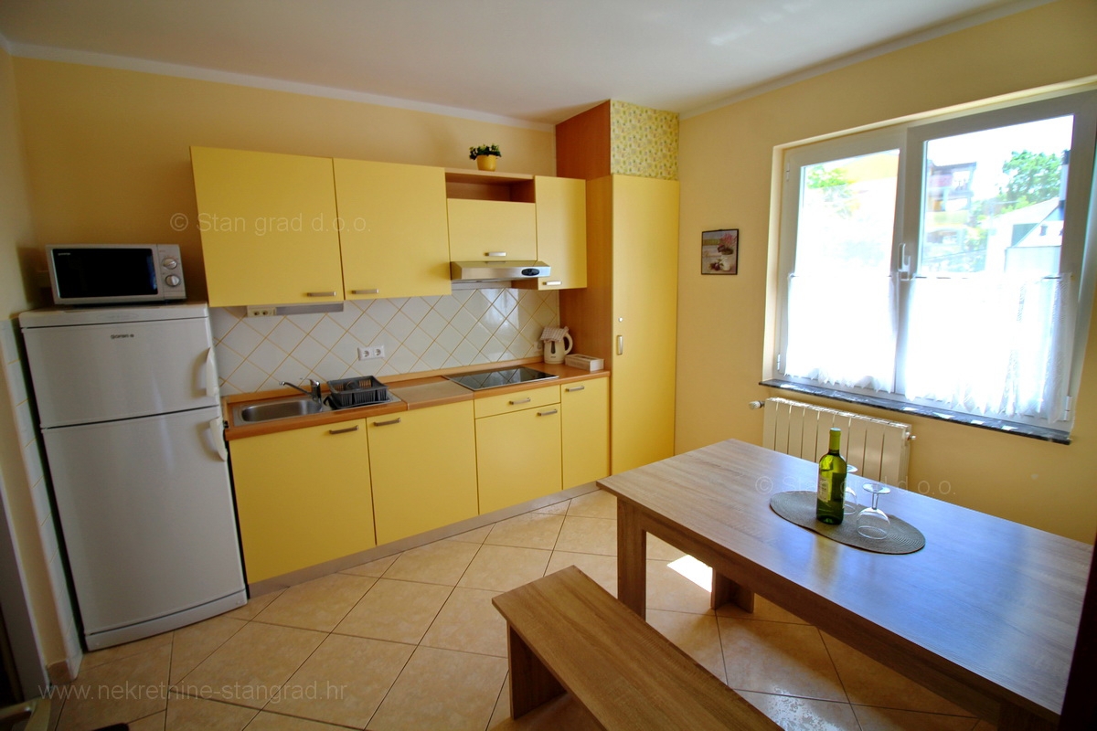Malinska, samostojna hiša s 5 apartmaji, 100 m od morja, PRODAMO!