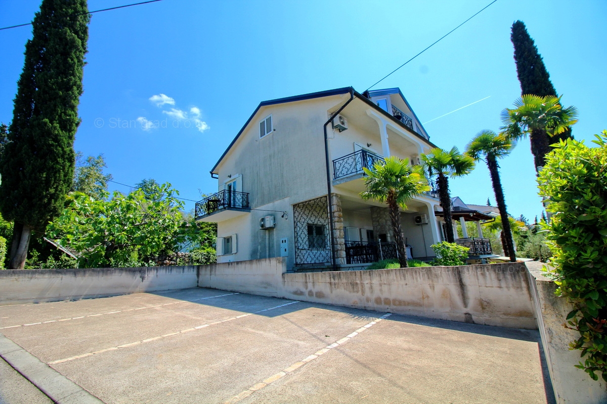 Malinska, samostojna hiša s 5 apartmaji, 100 m od morja, PRODAMO!