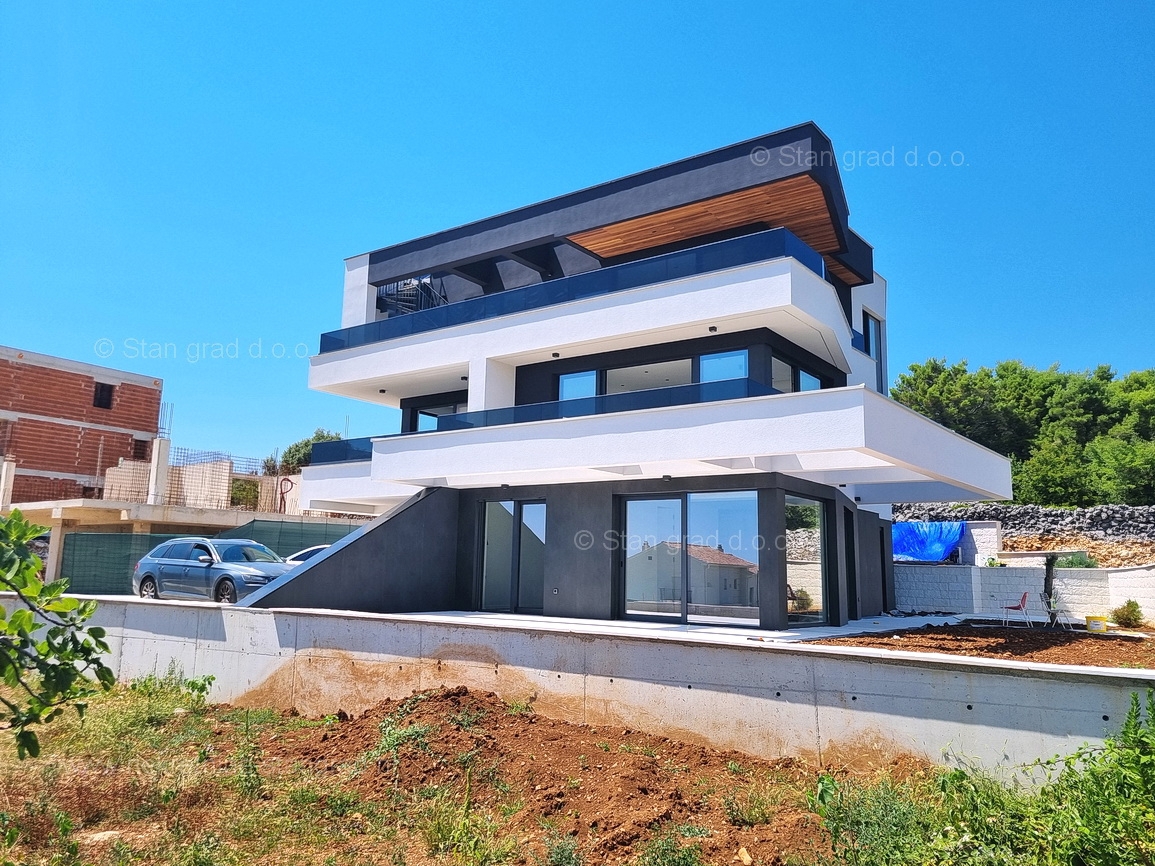 Mesto Krk, novogradnja, luksuzni penthouse s strešno teraso in bazenom, PRODAMO!