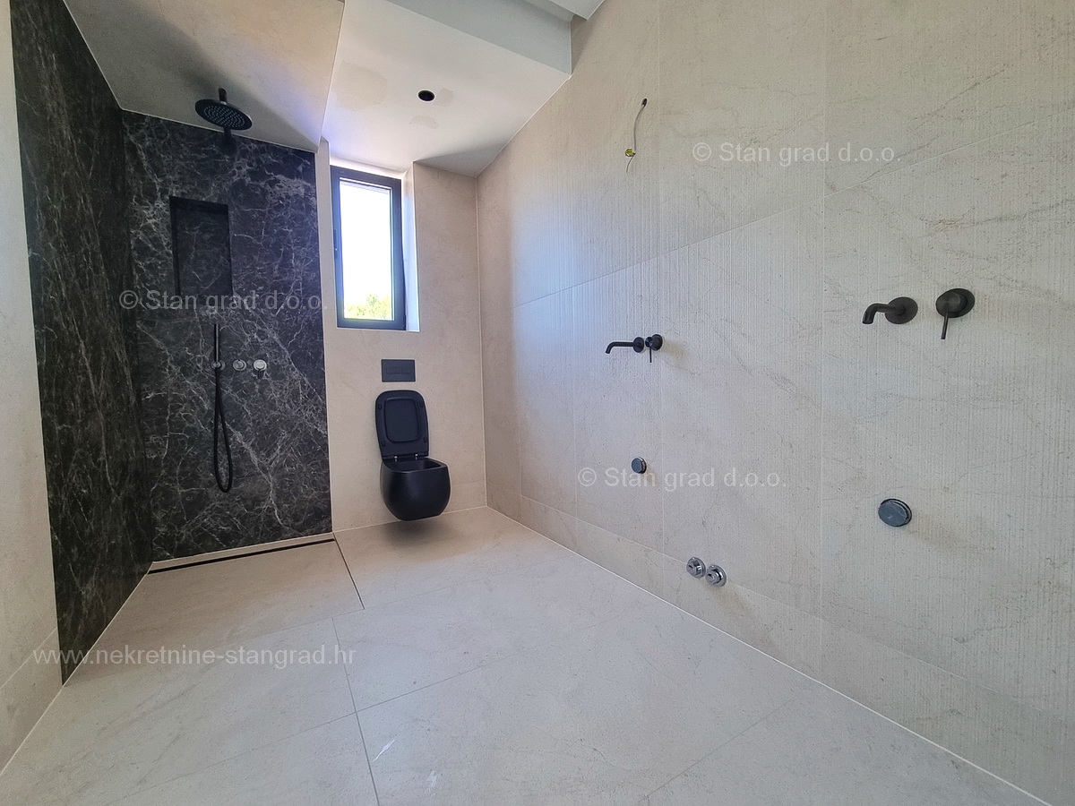 Mesto Krk, novogradnja, luksuzni penthouse s strešno teraso in bazenom, PRODAMO!