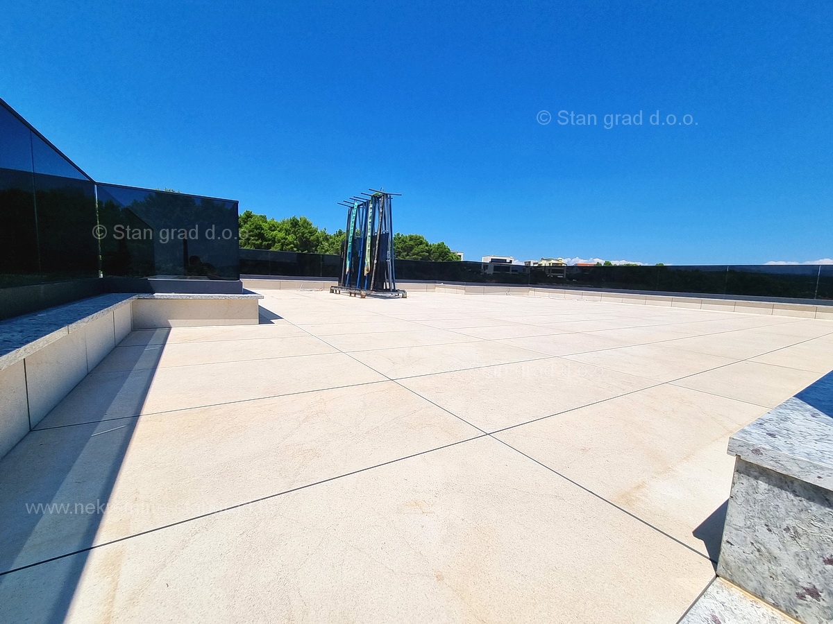 Mesto Krk, novogradnja, luksuzni penthouse s strešno teraso in bazenom, PRODAMO!