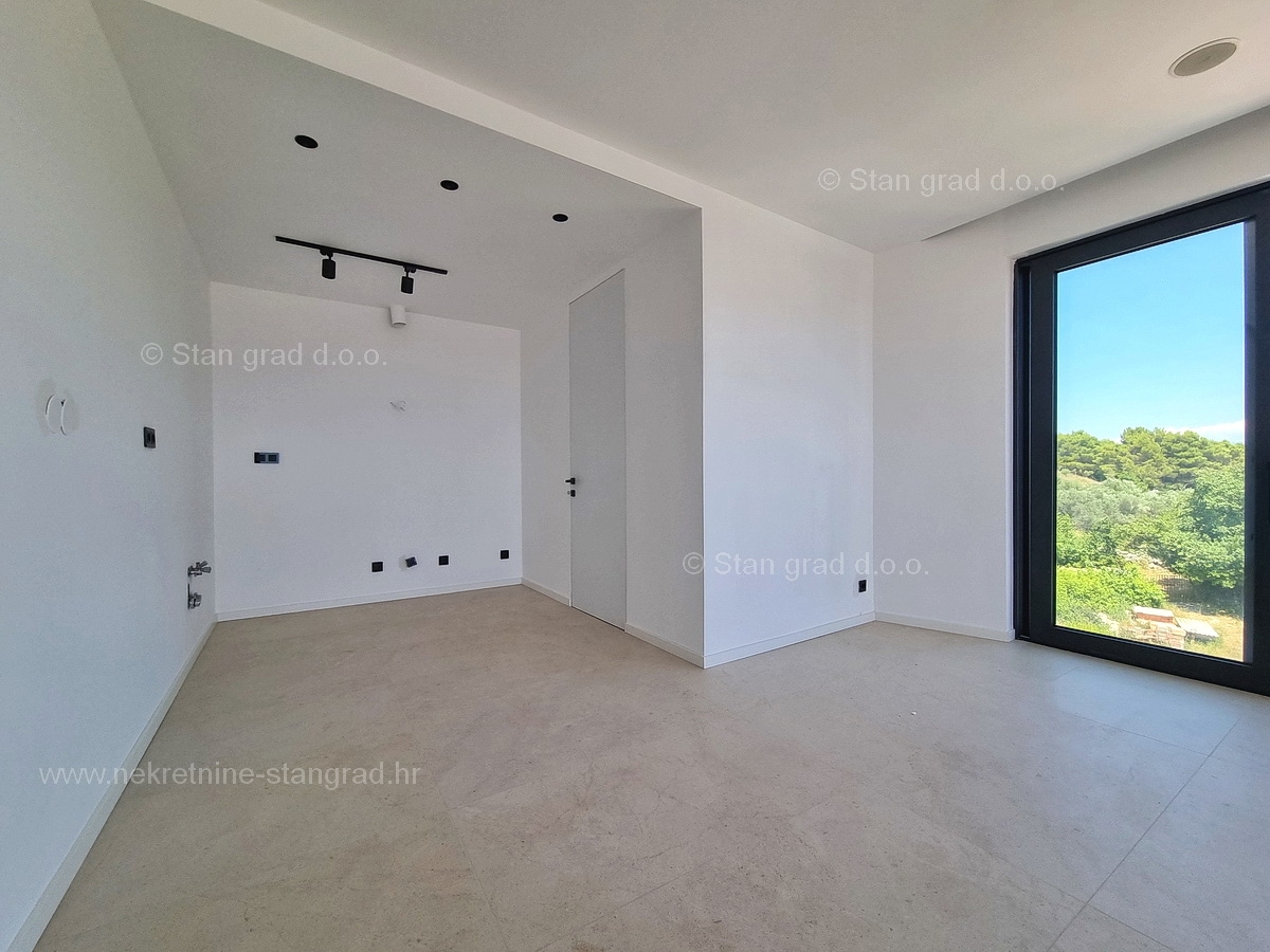 Mesto Krk, novogradnja, luksuzni penthouse s strešno teraso in bazenom, PRODAMO!