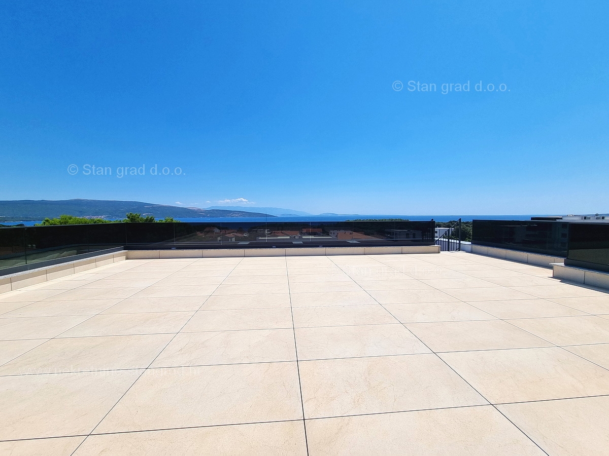 Mesto Krk, novogradnja, luksuzni penthouse s strešno teraso in bazenom, PRODAMO!