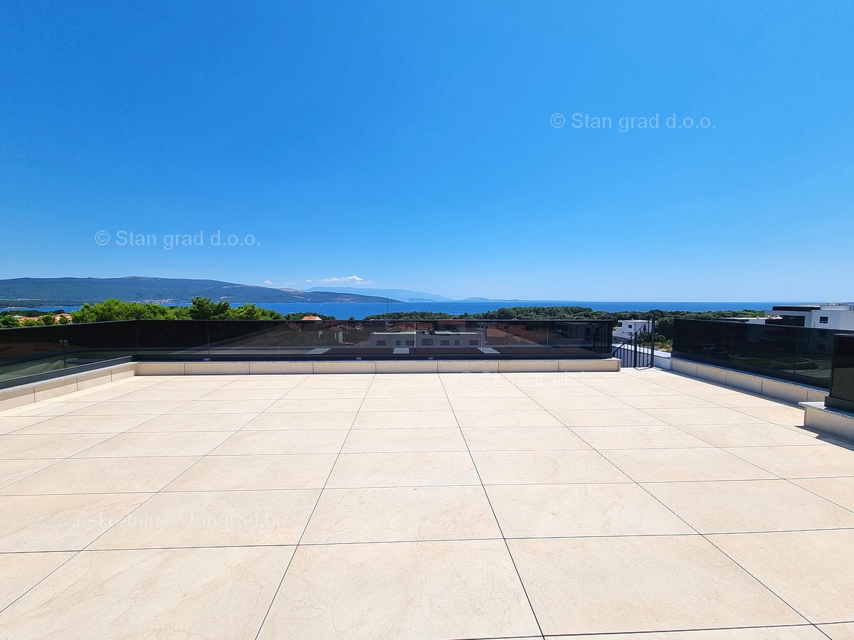 Mesto Krk, novogradnja, luksuzni penthouse s strešno teraso in bazenom, PRODAMO!