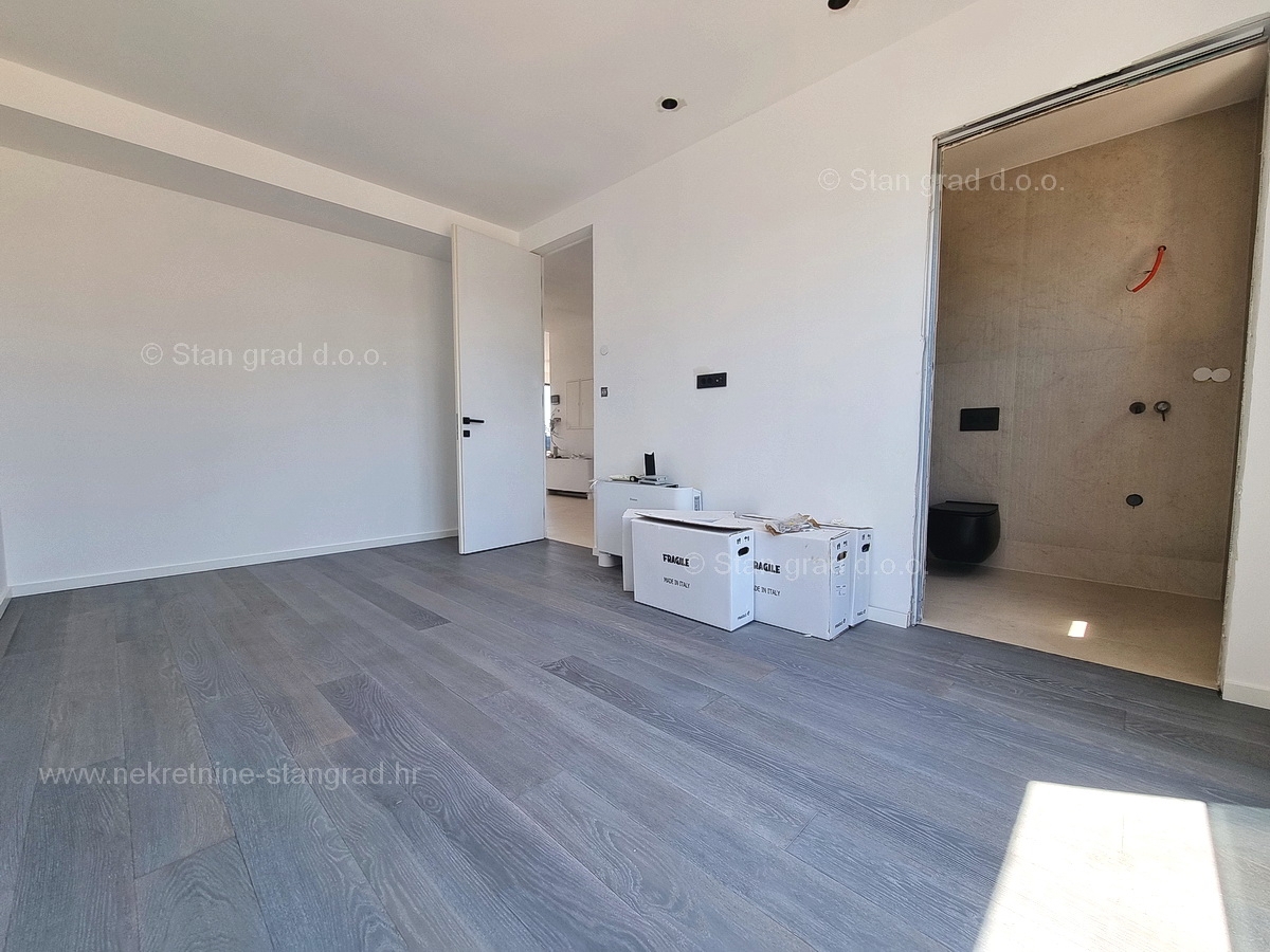 Mesto Krk, novogradnja, luksuzni penthouse s strešno teraso in bazenom, PRODAMO!