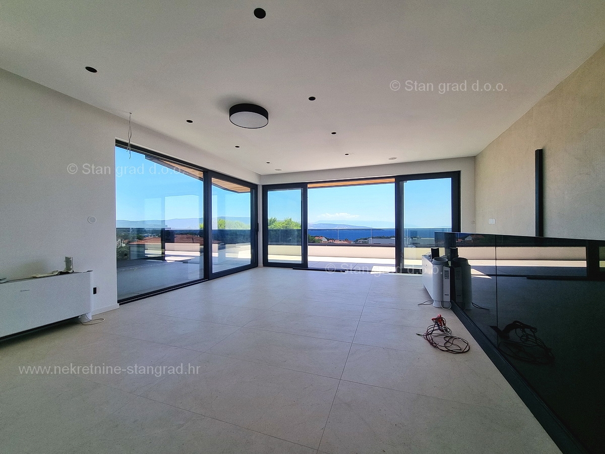 Mesto Krk, novogradnja, luksuzni penthouse s strešno teraso in bazenom, PRODAMO!