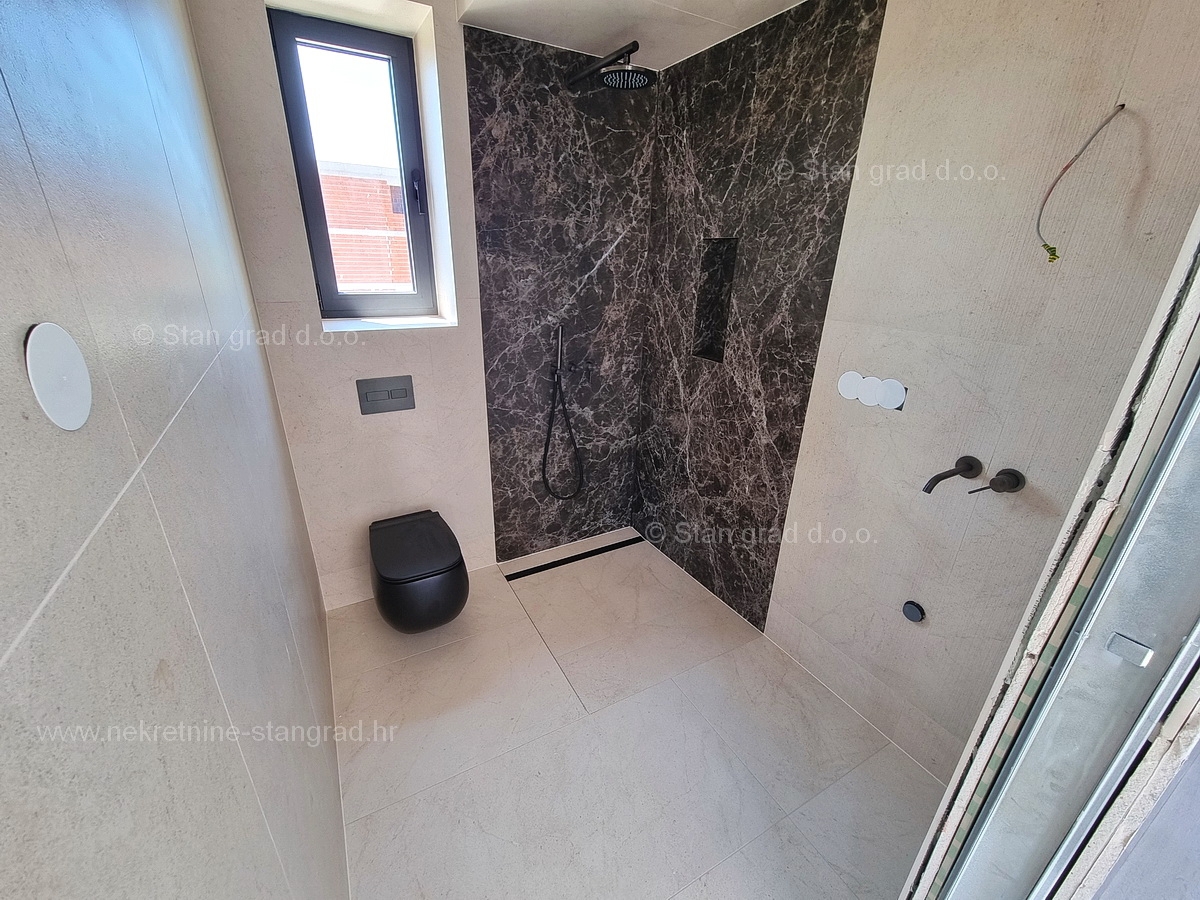 Mesto Krk, novogradnja, luksuzni penthouse s strešno teraso in bazenom, PRODAMO!