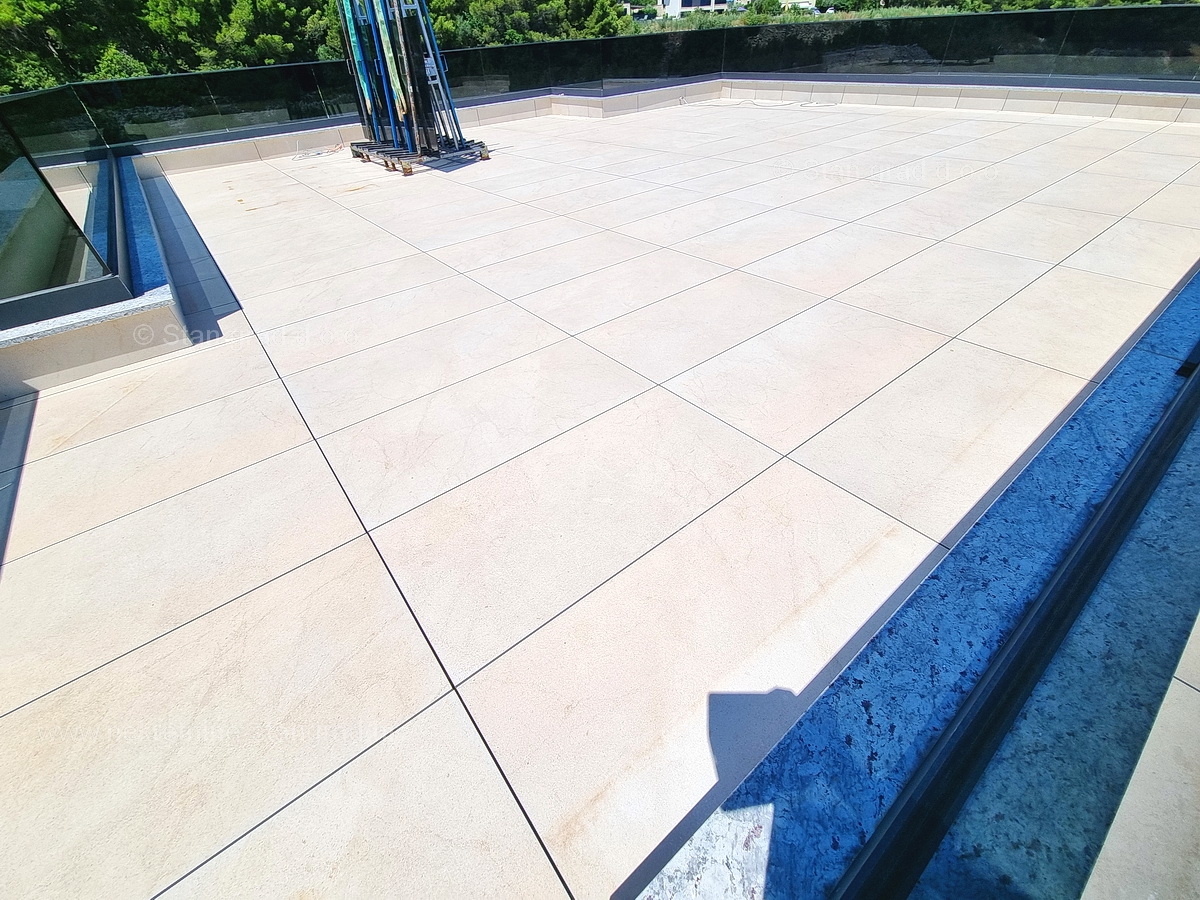 Mesto Krk, novogradnja, luksuzni penthouse s strešno teraso in bazenom, PRODAMO!