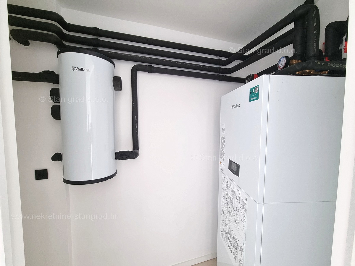 Mesto Krk, novogradnja, luksuzni penthouse s strešno teraso in bazenom, PRODAMO!