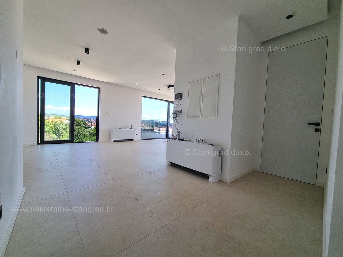 Mesto Krk, novogradnja, luksuzni penthouse s strešno teraso in bazenom, PRODAMO!