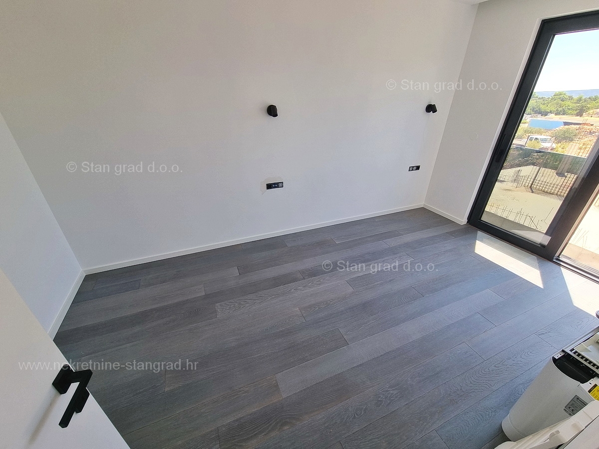 Mesto Krk, novogradnja, luksuzni penthouse s strešno teraso in bazenom, PRODAMO!