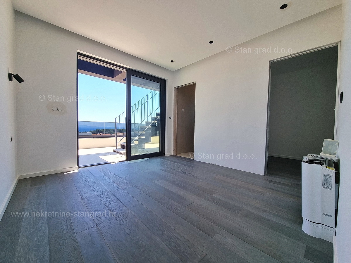 Mesto Krk, novogradnja, luksuzni penthouse s strešno teraso in bazenom, PRODAMO!