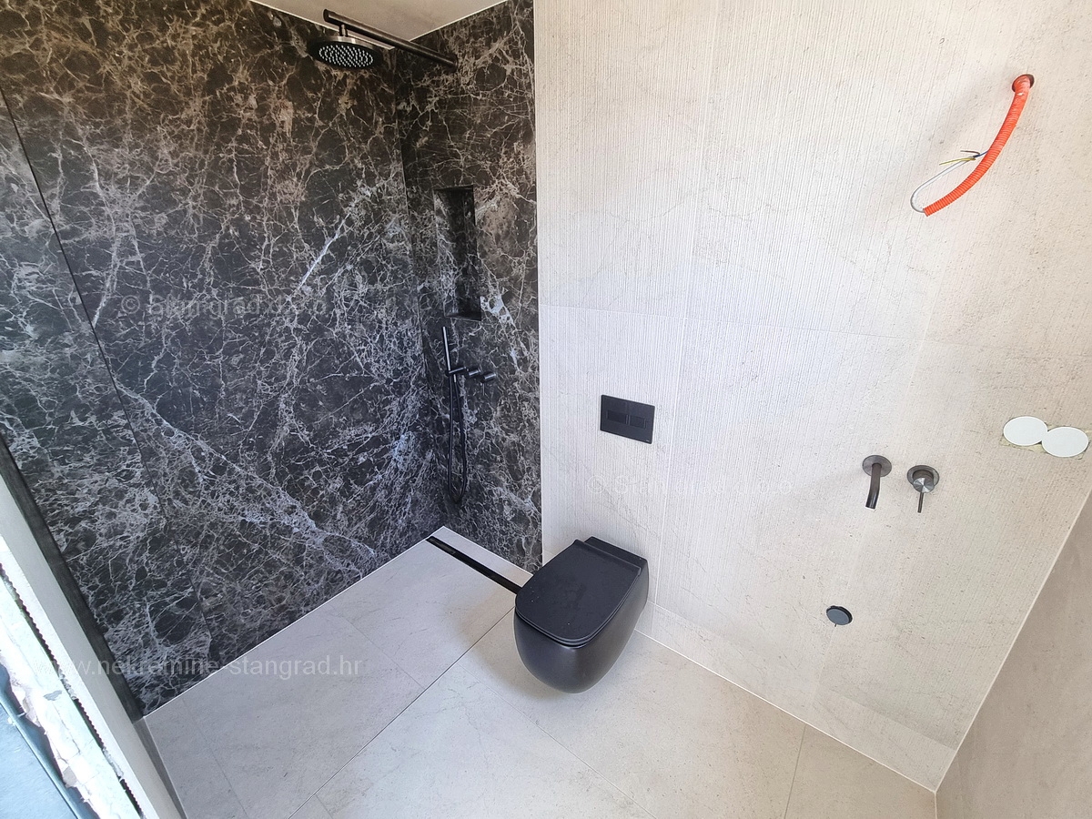 Mesto Krk, novogradnja, luksuzni penthouse s strešno teraso in bazenom, PRODAMO!