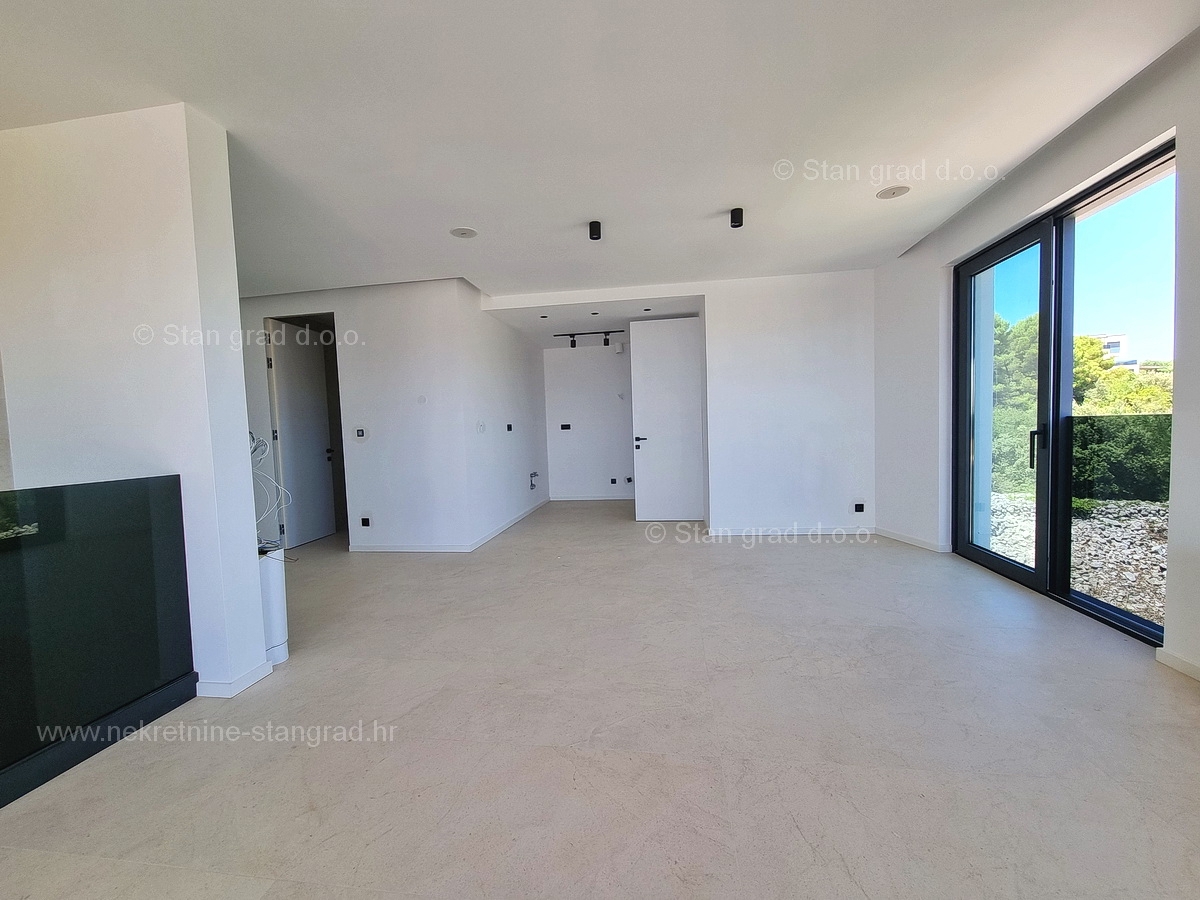 Mesto Krk, novogradnja, luksuzni penthouse s strešno teraso in bazenom, PRODAMO!