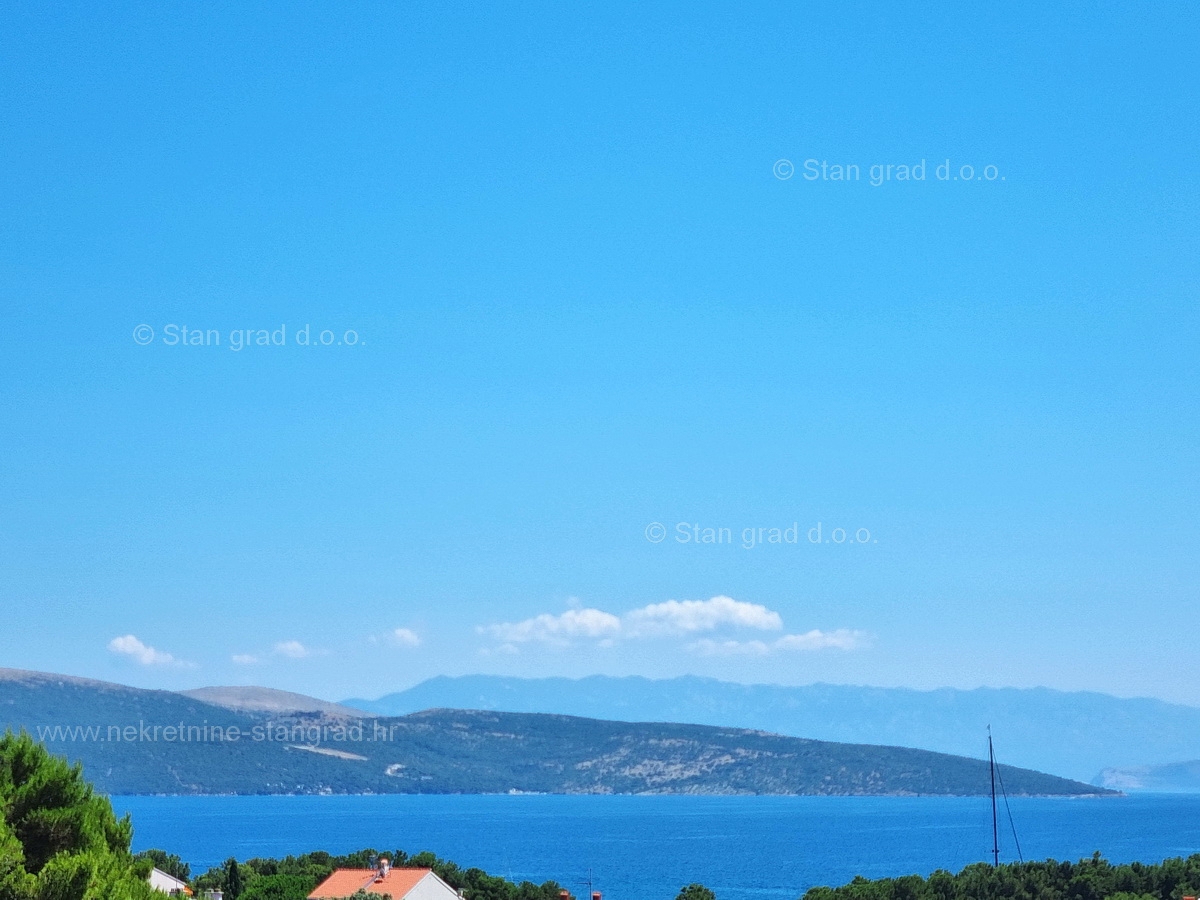 Mesto Krk, novogradnja, luksuzni penthouse s strešno teraso in bazenom, PRODAMO!