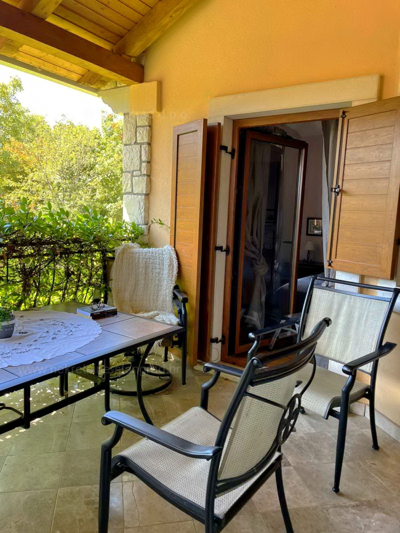 Malinska, lep dvoetažni apartma kvalitetne gradnje na mirni lokaciji