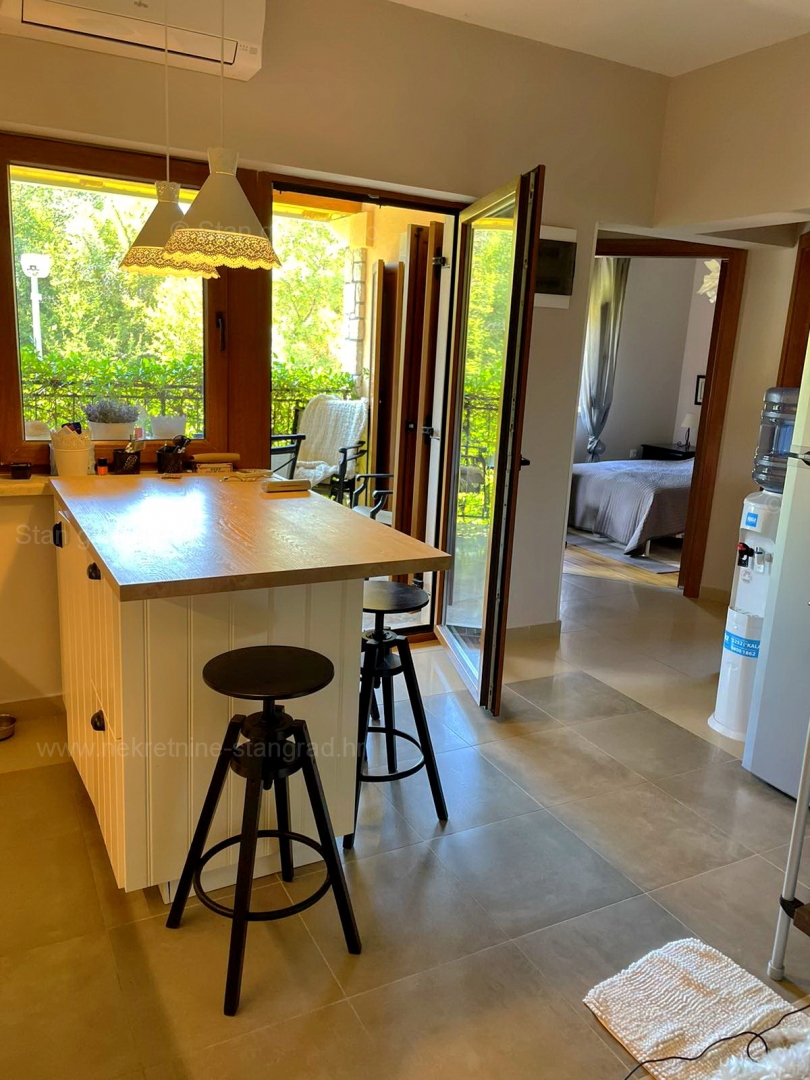 Malinska, lep dvoetažni apartma kvalitetne gradnje na mirni lokaciji