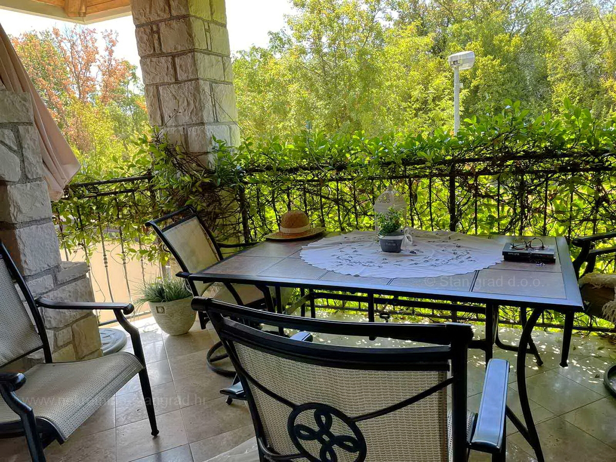 Malinska, lep dvoetažni apartma kvalitetne gradnje na mirni lokaciji