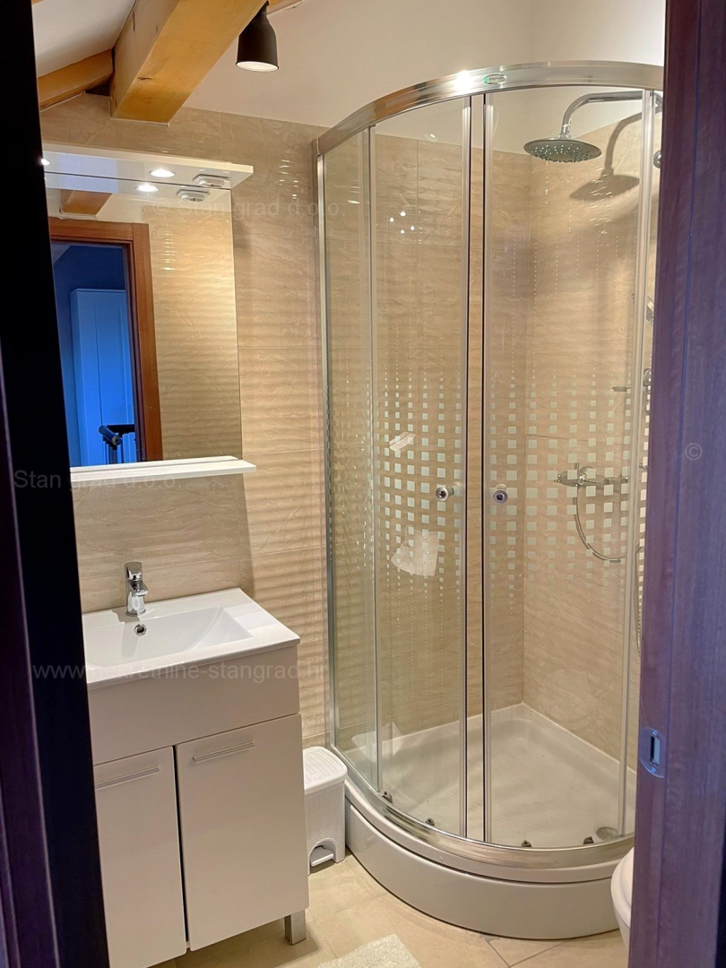 Malinska, lep dvoetažni apartma kvalitetne gradnje na mirni lokaciji