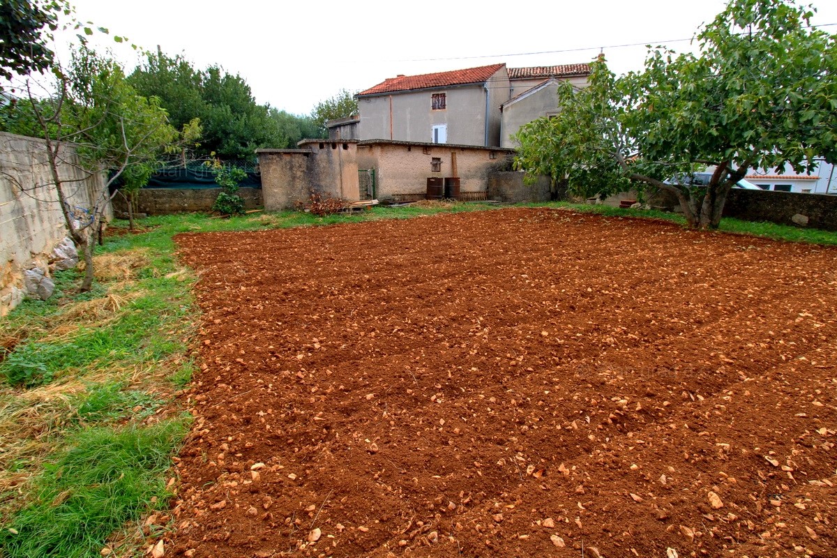 Dobrinj, okolica, prodaja stare kamnite hiše dvojček z vrtom!