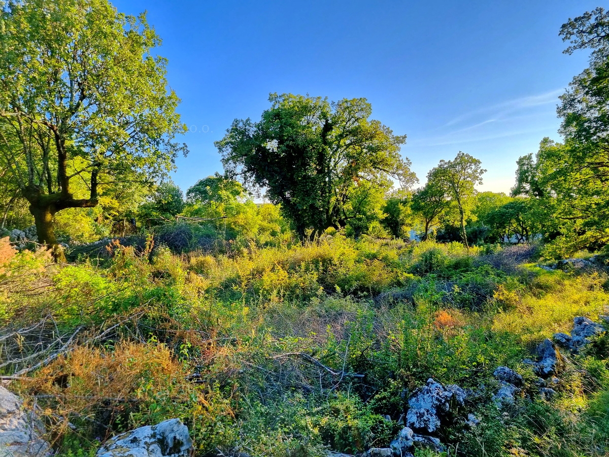 Priložnost! Otok Krk, zaliv Soline, gradbeno zemljišče na mirni lokaciji!