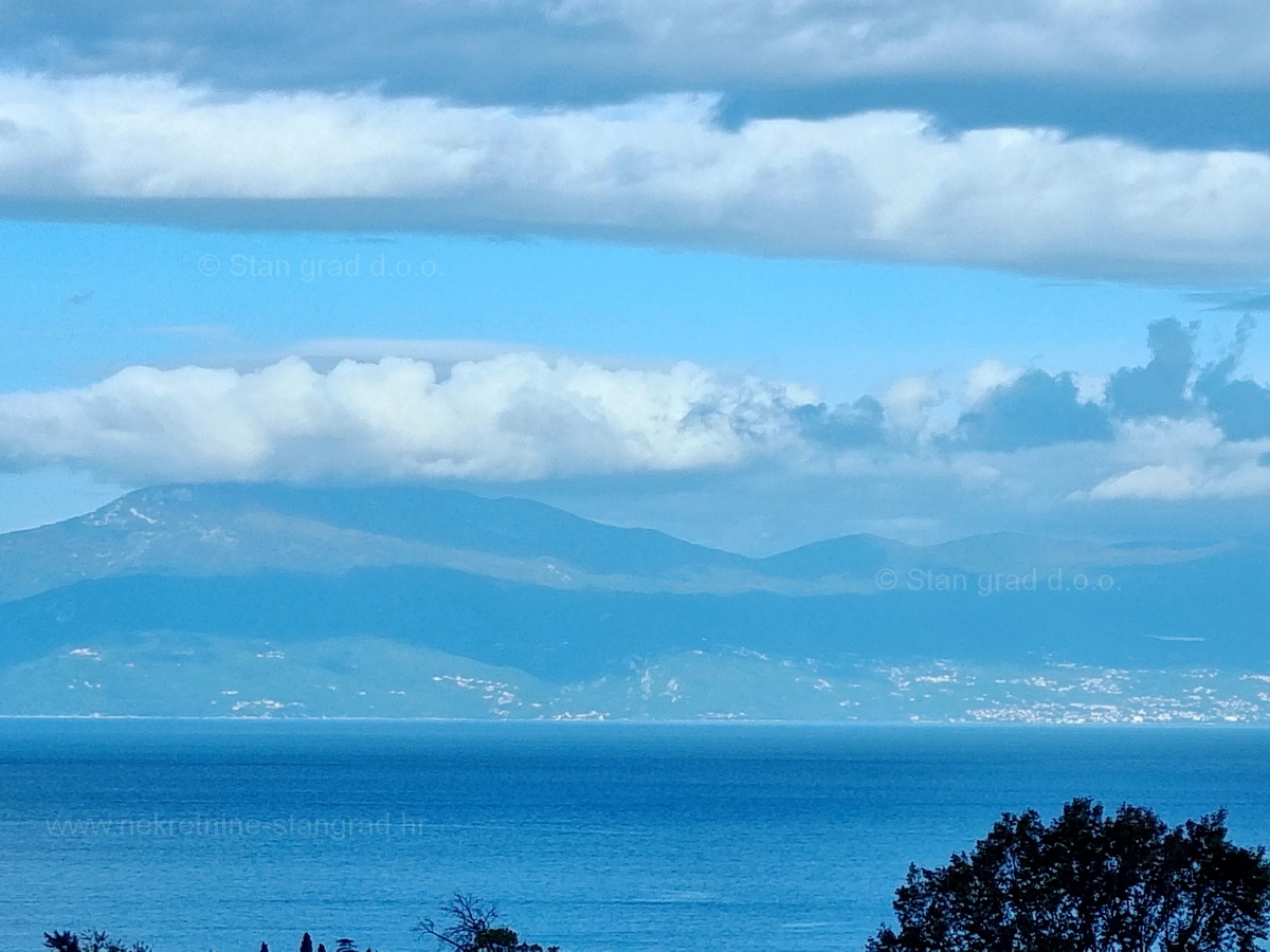 Otok Krk, Malinska, apartma v 2. nadstropju s pogledom na morje, mirna lokacija!