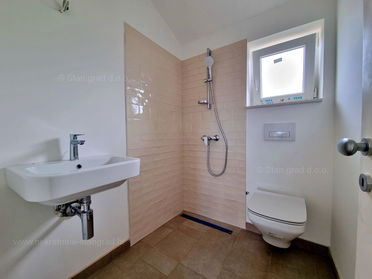 Otok Krk, Malinska, apartma v 2. nadstropju s pogledom na morje, mirna lokacija!