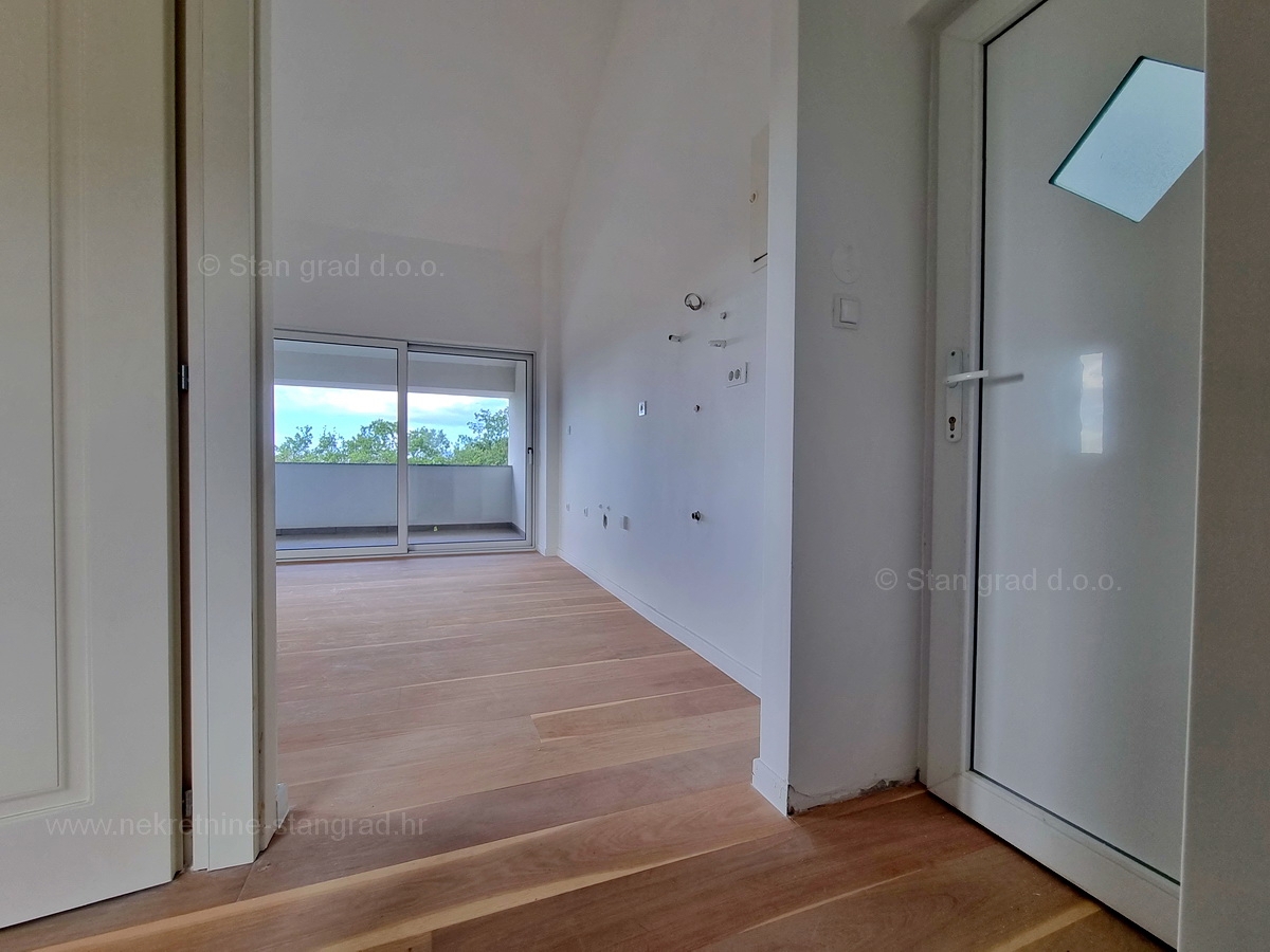 Otok Krk, Malinska, apartma v 2. nadstropju s pogledom na morje, mirna lokacija!