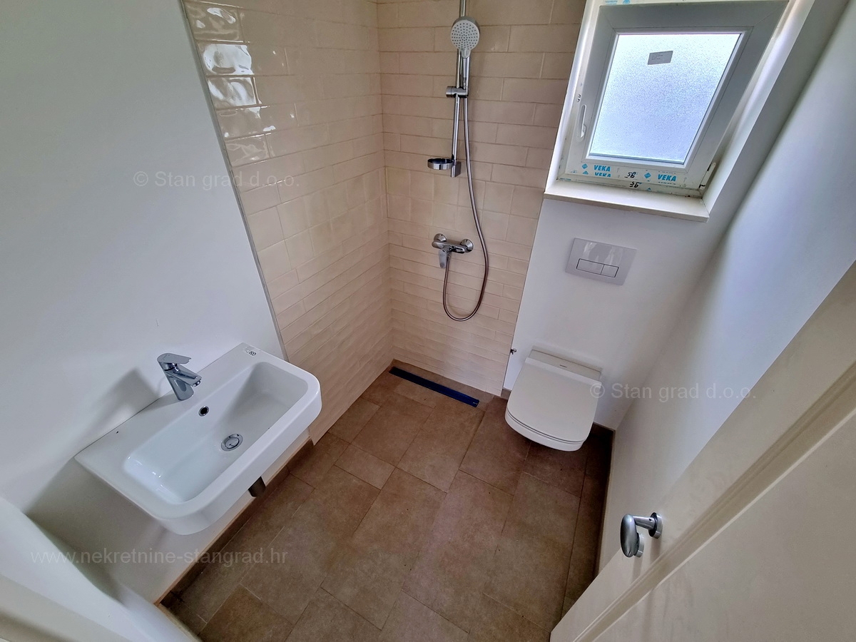 Otok Krk, Malinska, apartma v 2. nadstropju s pogledom na morje, mirna lokacija!