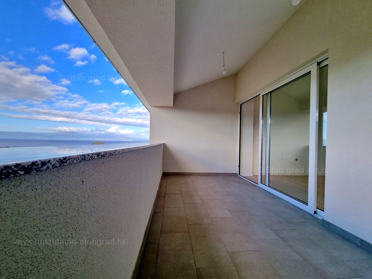 Otok Krk, Malinska, apartma v 2. nadstropju s pogledom na morje, mirna lokacija!