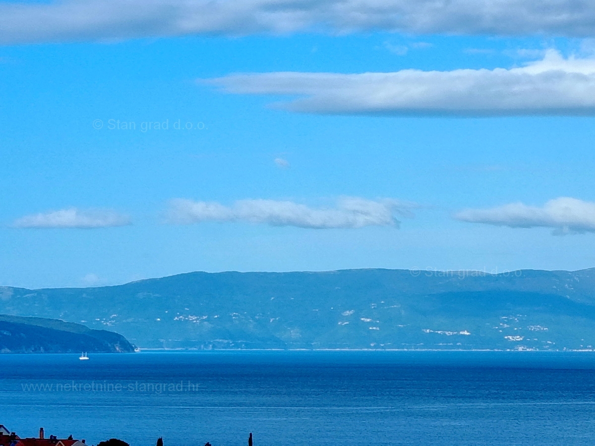 Otok Krk, Malinska, apartma v 2. nadstropju s pogledom na morje, mirna lokacija!