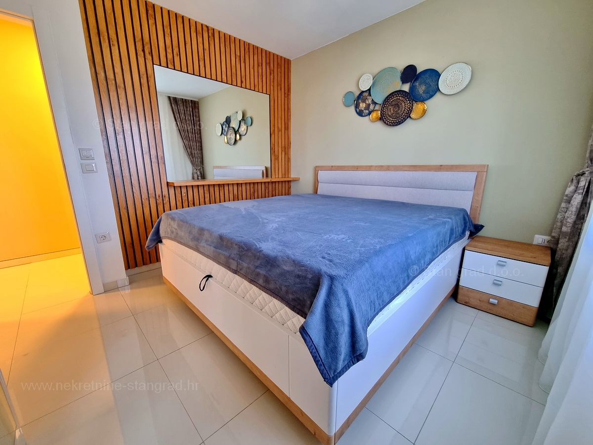 Malinska, lepo opremljen apartma tik ob morju, prodamo!
